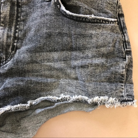 - H&M Mineral Washed Cutoff Denim Shorts - Picture 3 of 11